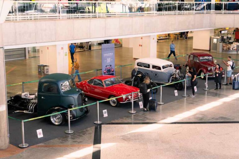 Aeroporto de Brasília recebe mostra de carros e motos antigas no saguão de desembarque