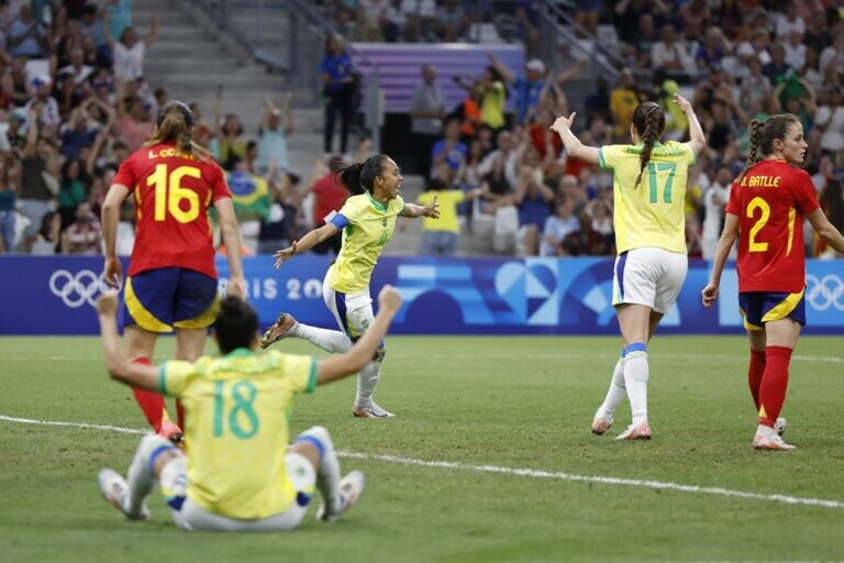 A seleção brasileira bateu a campeã mundial Espanha por 4 x 2 e vai decidir o título contra os Estados Unidos