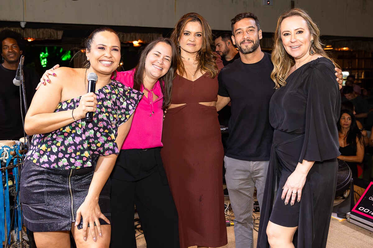 Adriana Samartini, Nina Fragali, Mari Samartini, Lucas Taveira e Tati Pinardon 