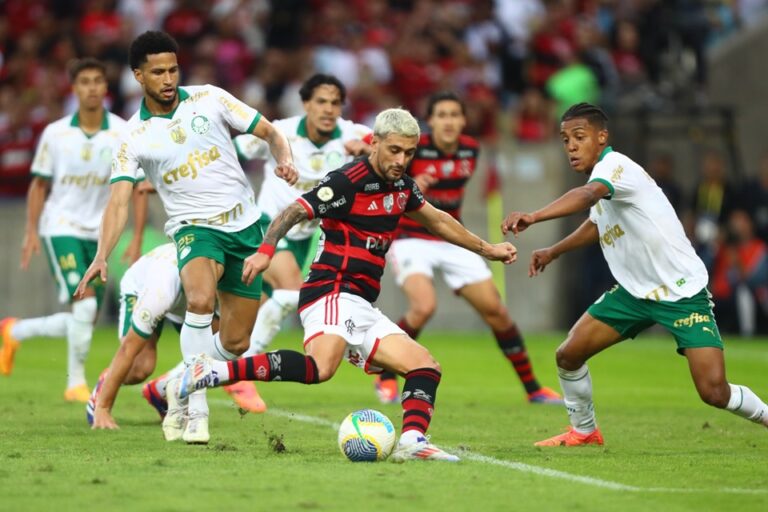 Arrascaeta foi o autor do gol do Flamengo diante do Palmeiras pelo Brasileirão