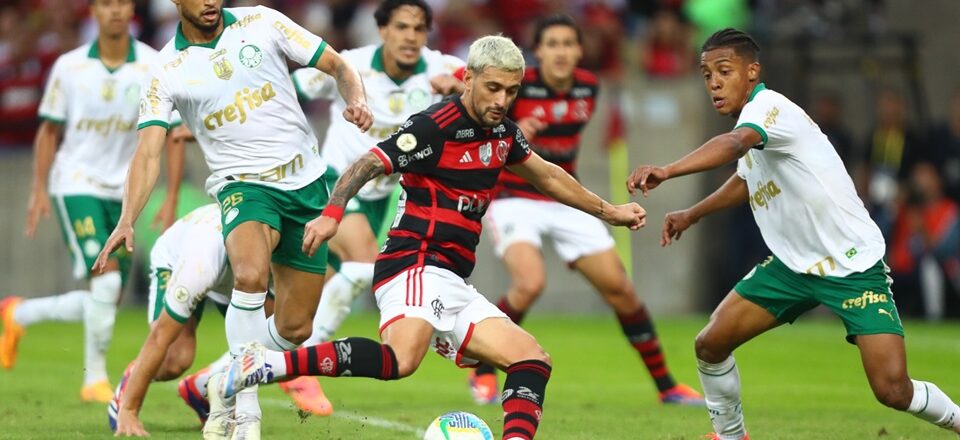 Arrascaeta foi o autor do gol do Flamengo diante do Palmeiras pelo Brasileirão