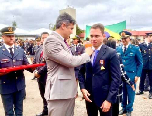 Administrador Bruno Oliveira é homenageado com a medalha da Defesa Civil do DF
