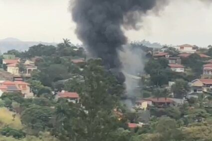 Avião com 62 pessoas cai em Vinhedo (SP)