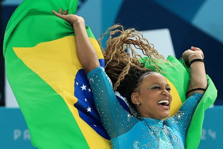 Com a nota de 14.166, Rebeca Andrade alcançou o primeiro lugar no pódio pela segunda vez em Olimpíadas | Foto: Ricardo Bufolin/ CBG