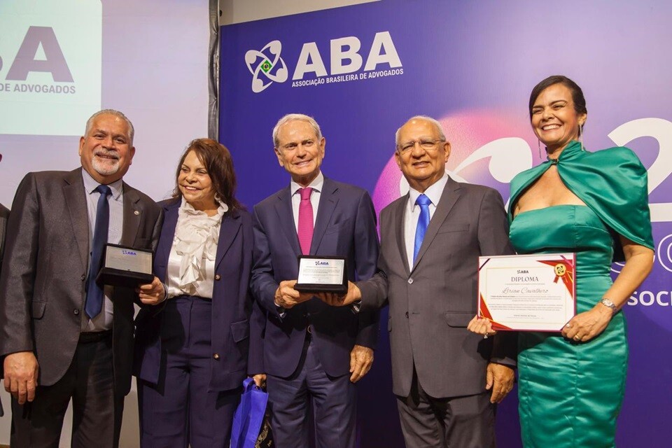 O desembargador Demétrius Gomes Cavalcanti, do TRE-DF; a advogada Celita Oliveira; Paulo Octávio; o presidente da ABA, Esdras Dantas; e a advogada Lirian Cavalhero