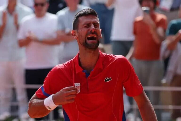 Djokovic não se conteve e caiu em lágrimas ao ganhar a primeira medalha de ouro da carreira | Foto: Claudia Greco