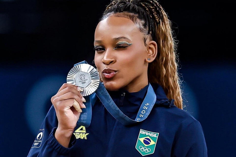 Paris 2024: Rebeca Andrade conquista a prata na final do salto