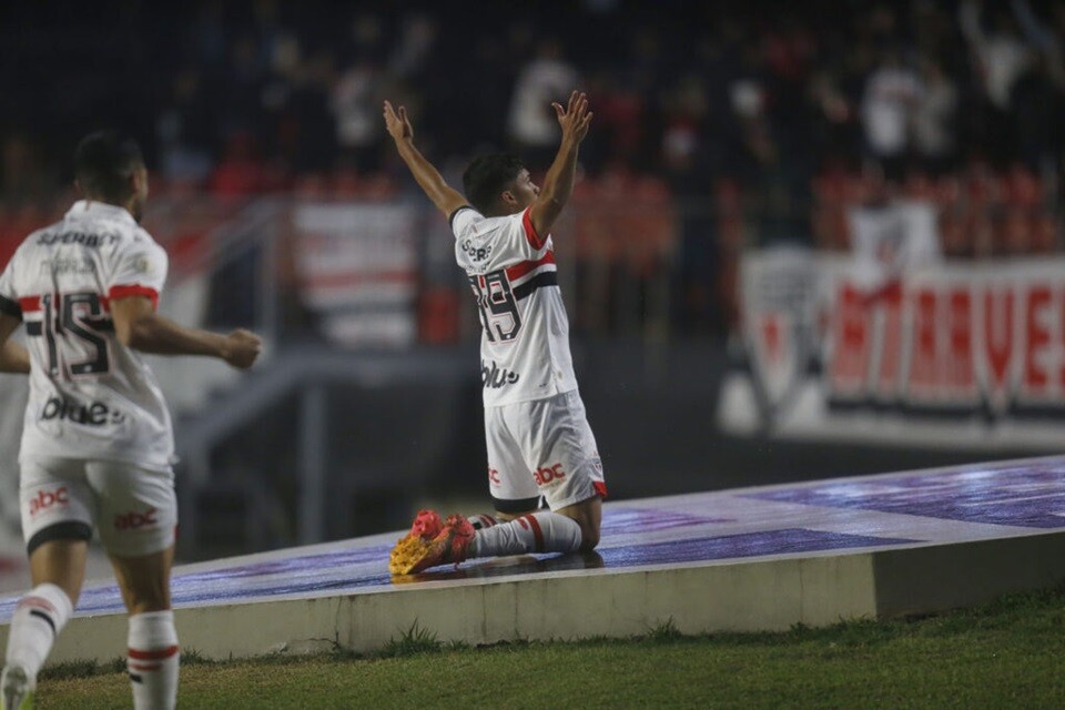 Erick comemora o segundo gol do São Paulo sobre o Vitória