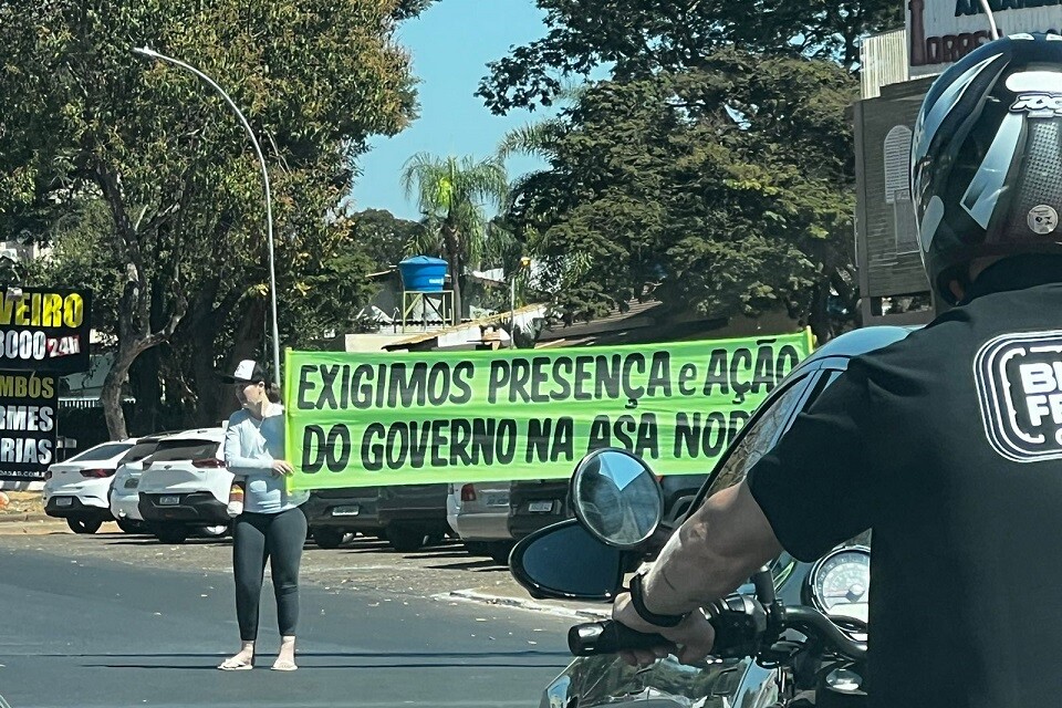 "Exigimos presença e ação do governo na Asa Norte", diz faixa erguida por protestantes | Foto: Reprodução