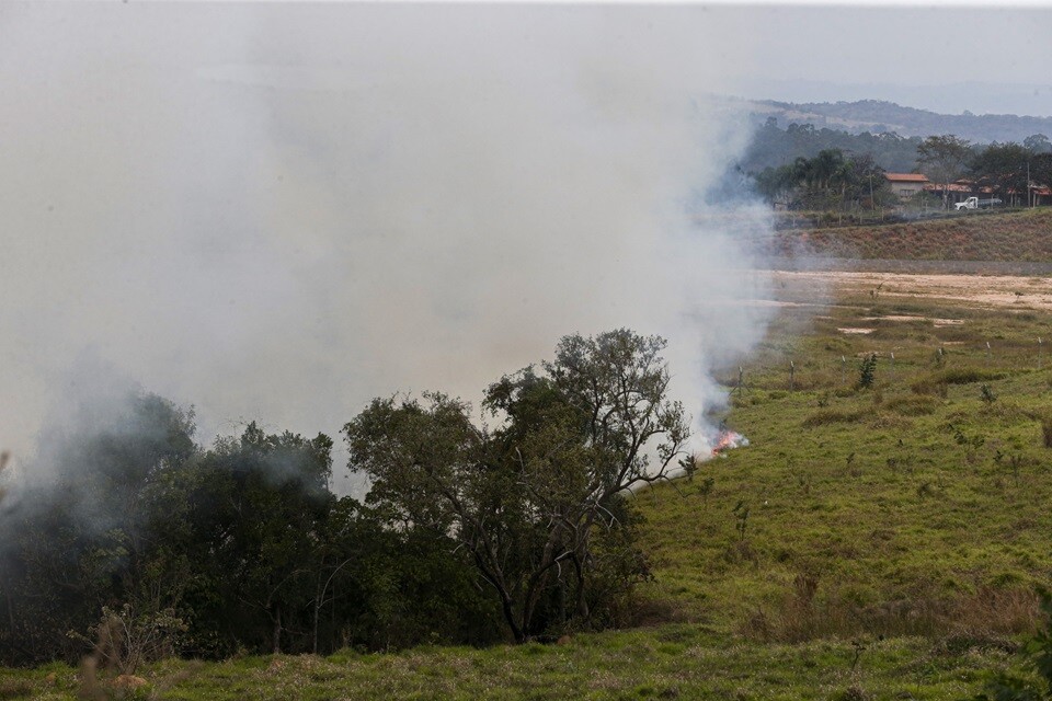 Foco de incêndio próximo à Rodovia Presidente Castelo Branco