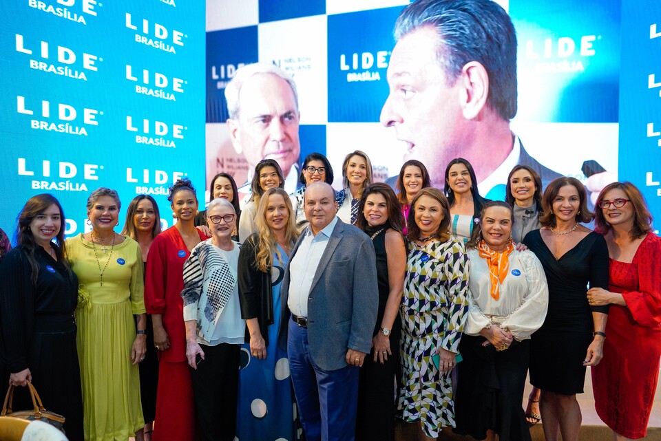 Governador Ibaneis Rocha com mulheres empreendedoras do DF