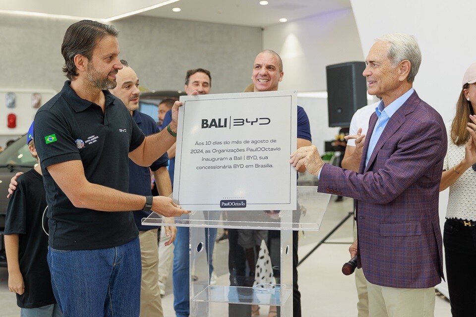 Alexandre Baldy e Paulo Octávio exibem a placa de inauguração da concessionária