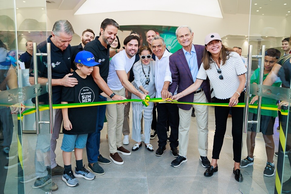 Alexandre Baldy, André Octávio Kubitschek, Vilma Pereira, Ildeumar Fernandes, Paulo Octávio e Anna Christina Kubitschek inaiguram a Bali BYD