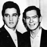 O verdadeiro Johnnie Ray, ao lado de Elvis Presley, morreu em 1990