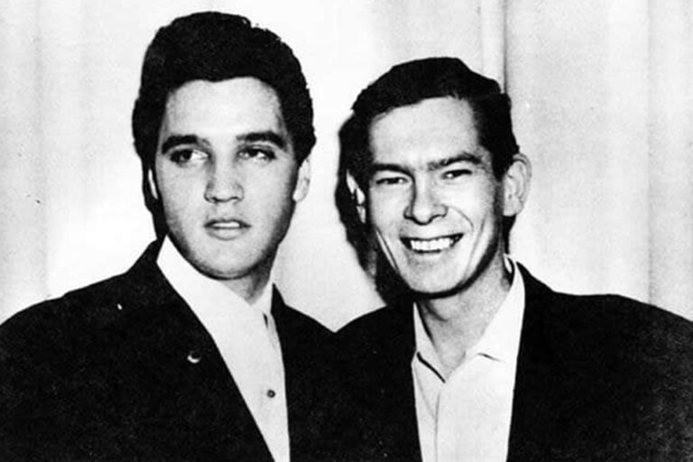 O verdadeiro Johnnie Ray, ao lado de Elvis Presley, morreu em 1990
