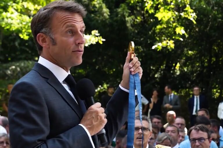 Macron também ofereceu uma medalha de ouro simbólica à população francesa