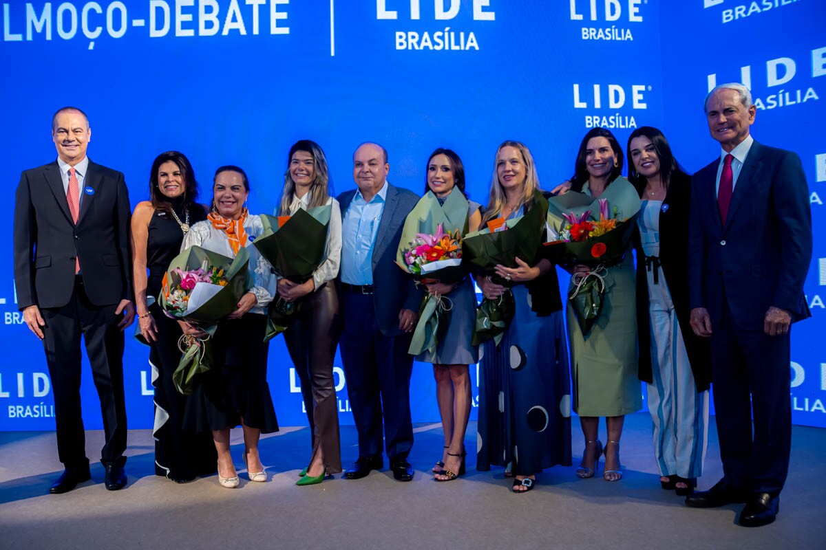 Novas integrantes do Lide Mulher ao lado de José Aparecido, Janine Britto, Ibaneis Rocha, Giselle Ferreira e Paulo Octávio