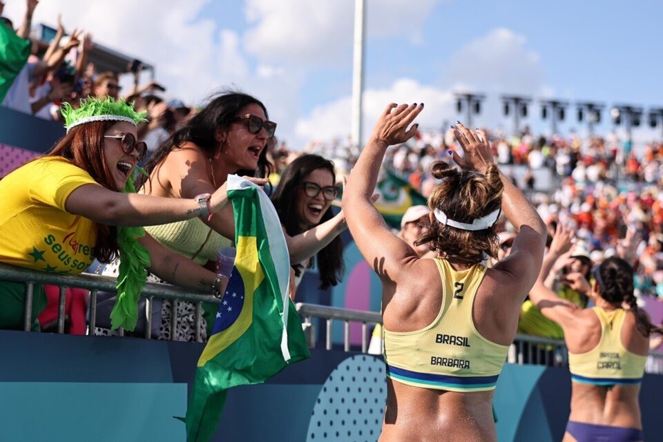 Em uma virada emocionante, Bárbara Seixas e Carol Solberg venceram as holandesas Stam e Schoon por 2 sets a 1