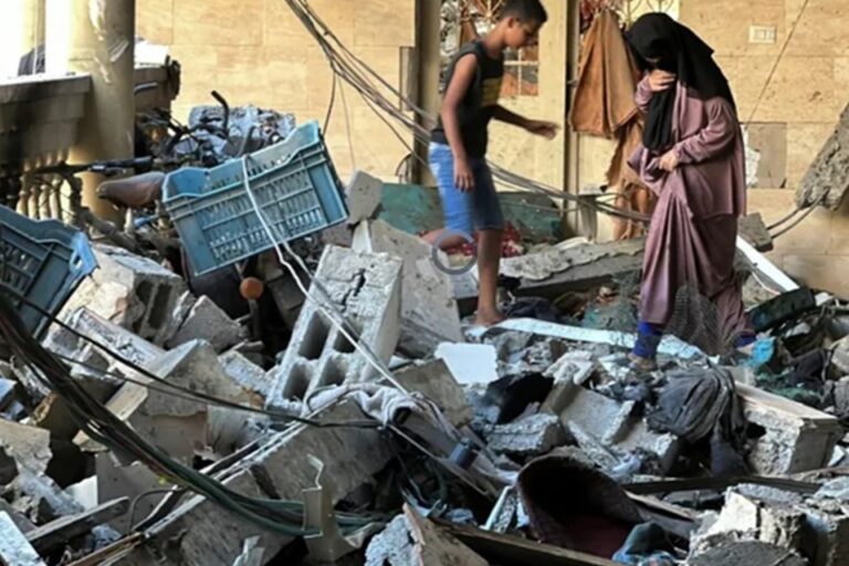 O ataque aéreo à escola em gaza deixou um rastro de destruição