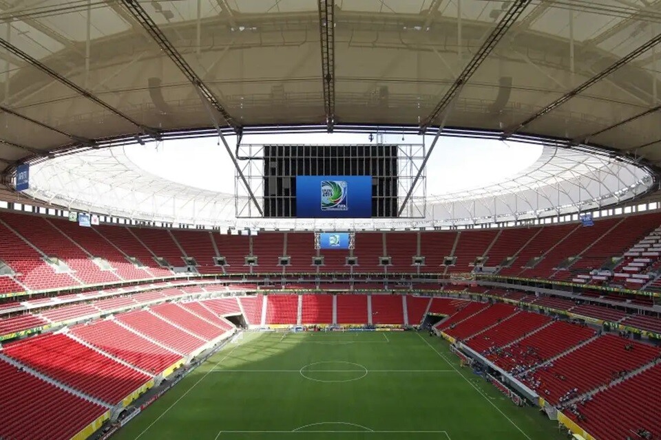 O gramado do estádio Mané Garrincha está sendo trocado para o jogo contra o Peru