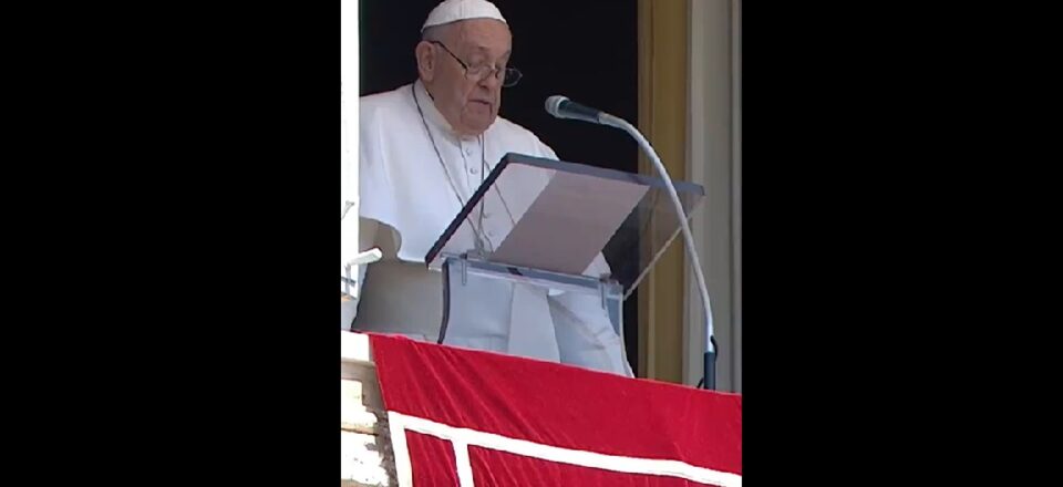 O papa Francisco, no momento da oração pelas vítimas do desastre aéreo