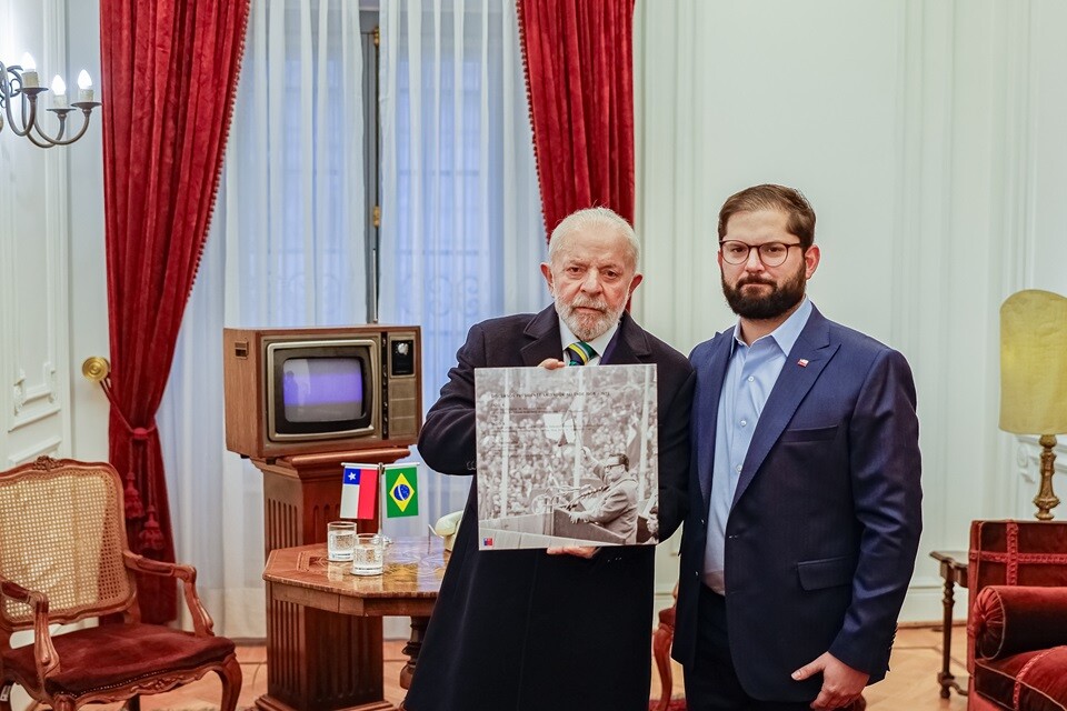 O presidente Luiz Inácio Lula da Silva recebeu a ligação no Chile, onde se reuniu com o presidente Gabriel Boric no Palácio de La Moneda.