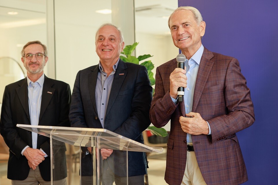 Paulo Octávio discursa na inauguração, ao lado dos generais Marcelo Eschileti e Valerio Stumpf