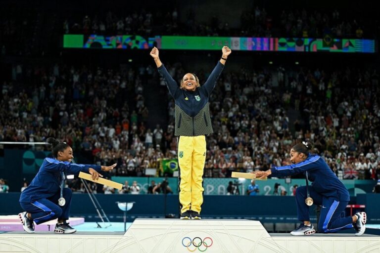 Simone Biles e Jordan Chiles reverenciando a nova detentora do título olímpico | Foto: Reprodução/ X