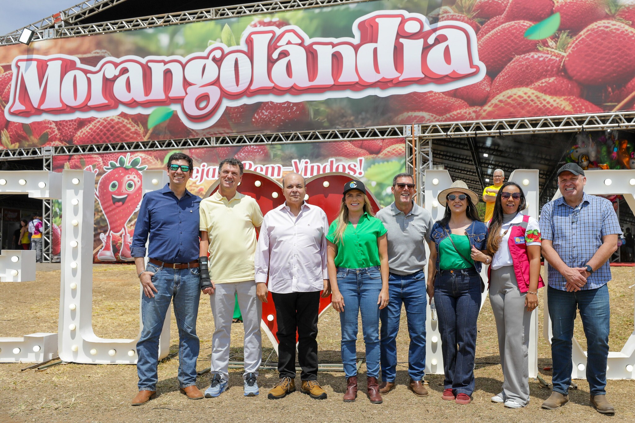 No início da tarde deste sábado (7), o governador Ibaneis Rocha aproveitou para visitar o evento que começou na sexta-feira e segue até o dia 15, quando espera receber 500 mil pessoas. Foto: Geovana Albuquerque / Agência Brasília