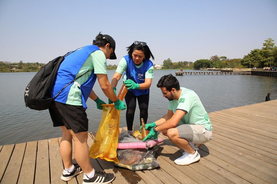 A 12ª edição do programa Lago Limpo, realizada no Deck Sul, retirou mais de 1.560 quilos de lixo das margens e do fundo do Paranoá | Fotos: Marco Peixoto/ Caesb