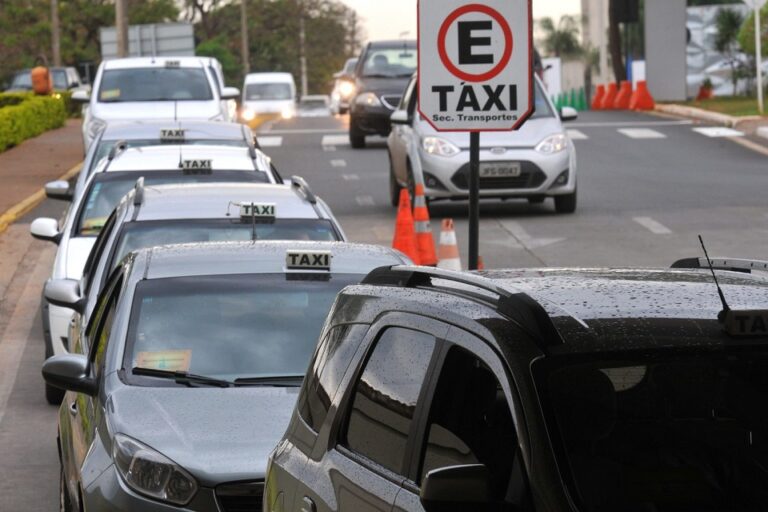 A lei sancionada pelo governador Ibaneis Rocha aumenta em dois anos a idade dos táxis, valendo para todos os tipos de veículos | Foto: Divulgação/ Agência Brasília