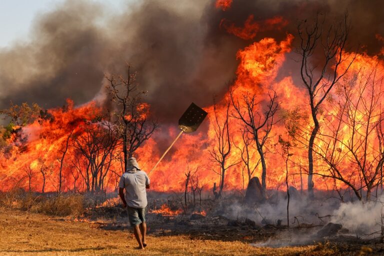 As chamas no Parque Nacional de Brasília também ameaçam residências na região