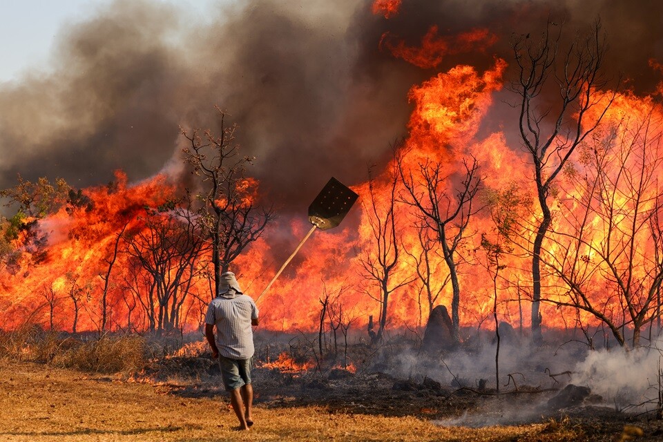 As chamas no Parque Nacional de Brasília também ameaçam residências na região