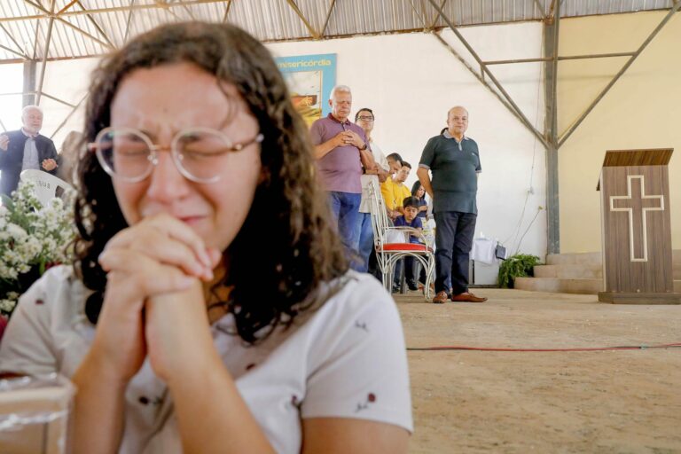 Promovido pela Associação Padre Júlio Negrizzolo (APJN), do Instituto Missionário Rosa Mística, o Levanta-te tem o objetivo de reforçar a espiritualidade por meio da oração, fé e comunhão. Mais de sete mil fiéis se reuniram, neste domingo (8), na nona edição do evento, em São Sebastião | Fotos: Lúcio Bernardo Jr./Agência Brasília