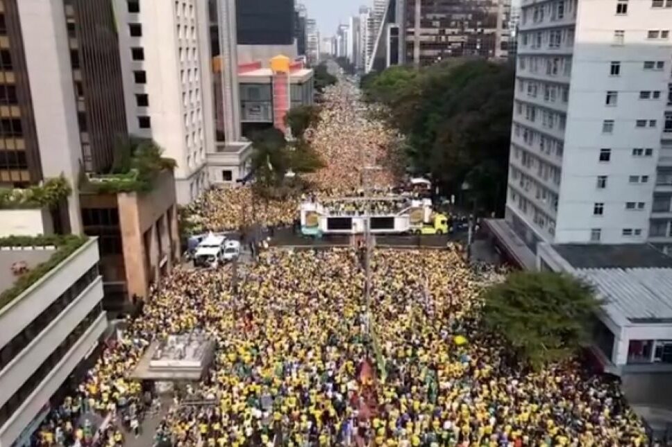 Ato de Bolsonaro reúne multidão na Avenida Paulista