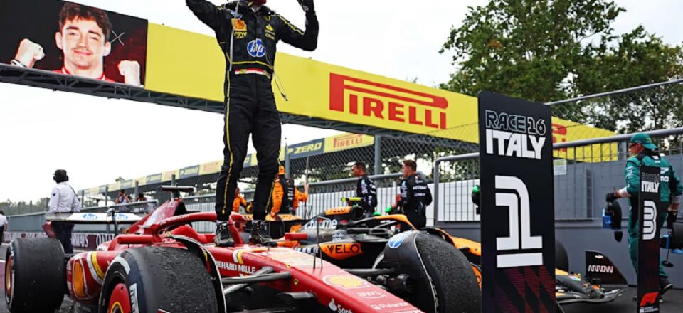 Charles Leclerc comemorando a vitória após utilizar uma estratégia ousada na Itália | Foto: Divulgação/ F1