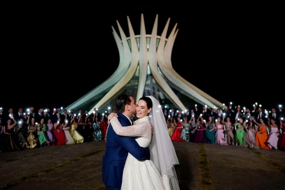 Em marco de Niemeyer, Maria Mendes e Rodrigo Numeriano Dantas trocam alianças