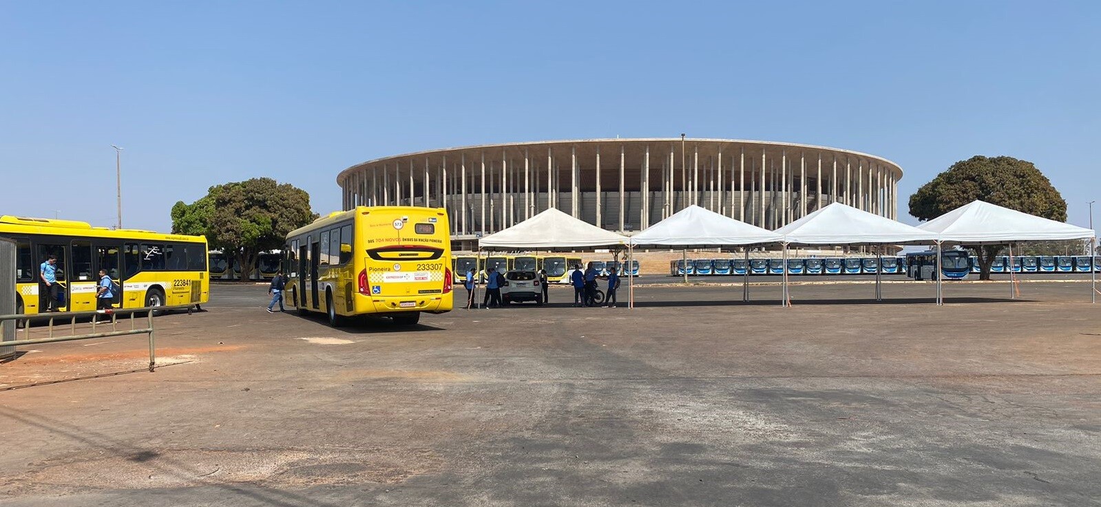 Em vez de Boulevard, Mané Garrincha tem cercas e virou estacionamento de ônibus