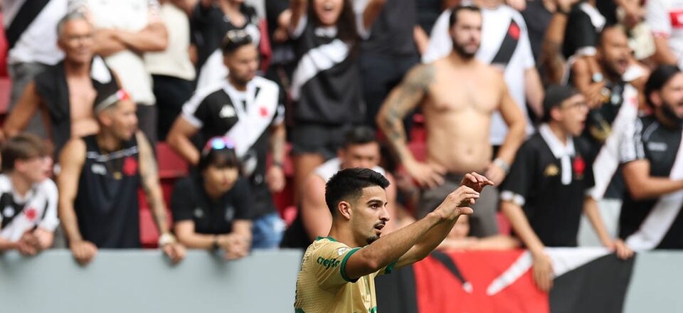 Flaco López celebra o gol que decidiu o jogo em Brasília