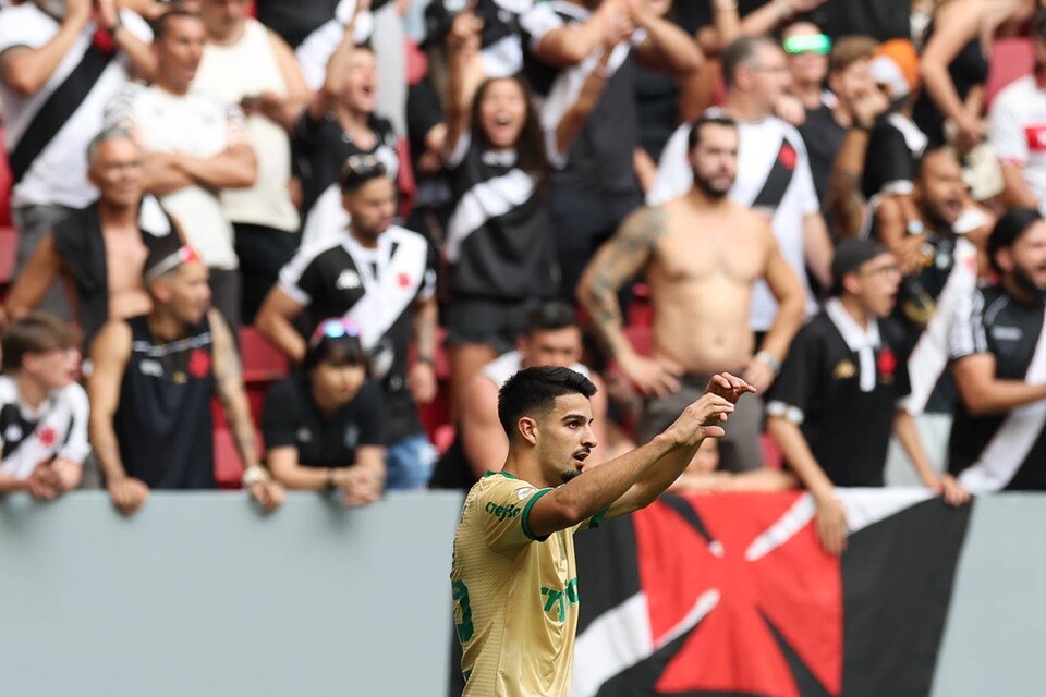 Flaco López celebra o gol que decidiu o jogo em Brasília