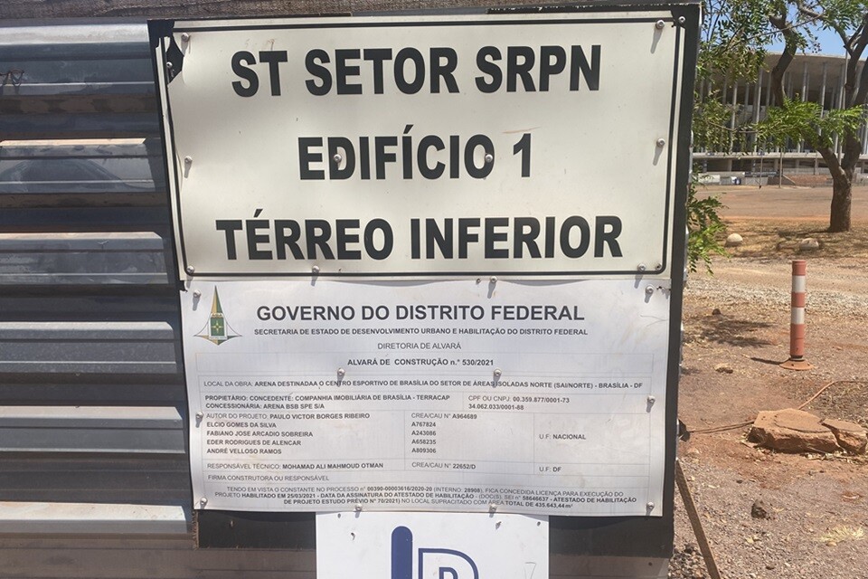 A placa da obra não traz o nome da construtora responsável;