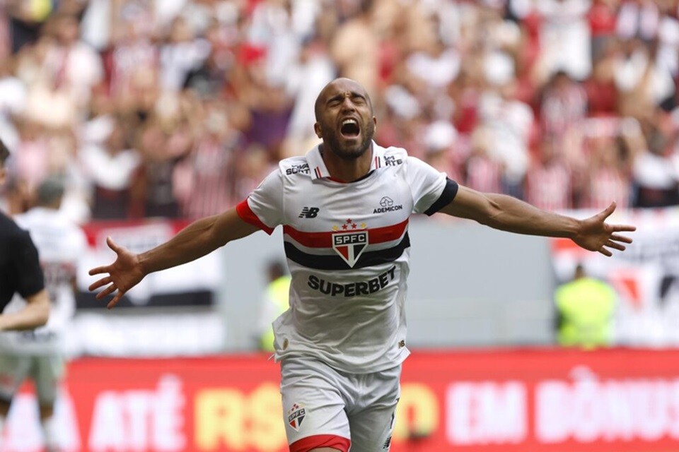 Lucas Moura abriu o placar para o São Paulo cobrando pênalti