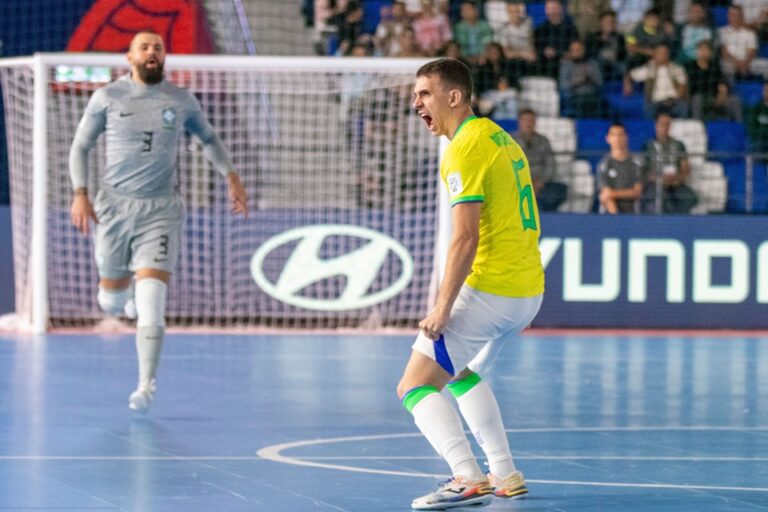 Marcel comemora o gol que abriu o placar no jogo contra a seleção marroquina