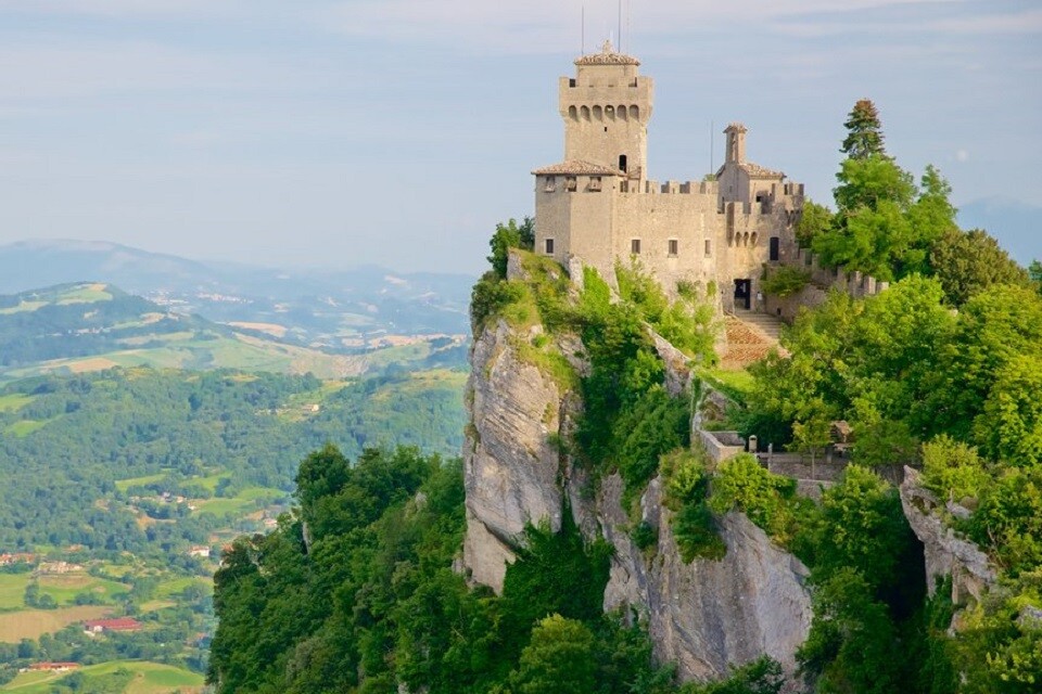 O pôr do sol visto do Castelo da Guaita se tornou o cartão postal da cidade | Foto: Divulgação/ Tourism Media