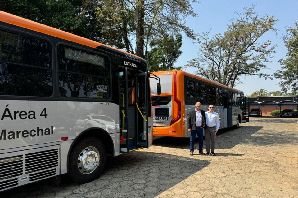 O subsecretário de Operações da Semob, Márcio Antônio de Jesus, acompanhando a fabricação dos ônibus da Marechal, em São Paulo | Fotos: Divulgação/ Semob