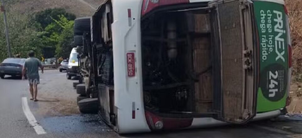 Ônibus de turismo tombou na descida da Serra das Araras, em Piraí | Foto: Reprodução/ TV Globo