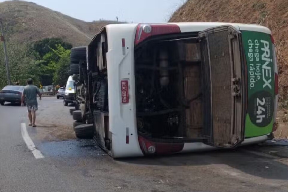 Ônibus de turismo tombou na descida da Serra das Araras, em Piraí | Foto: Reprodução/ TV Globo