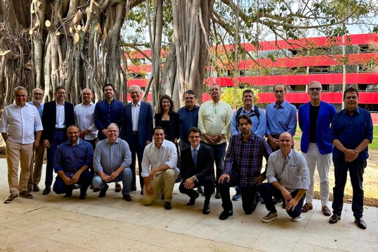 Os executivos da PaulOOctavio nos jardins do Brasília Palace: metas finadas para o fim do ano