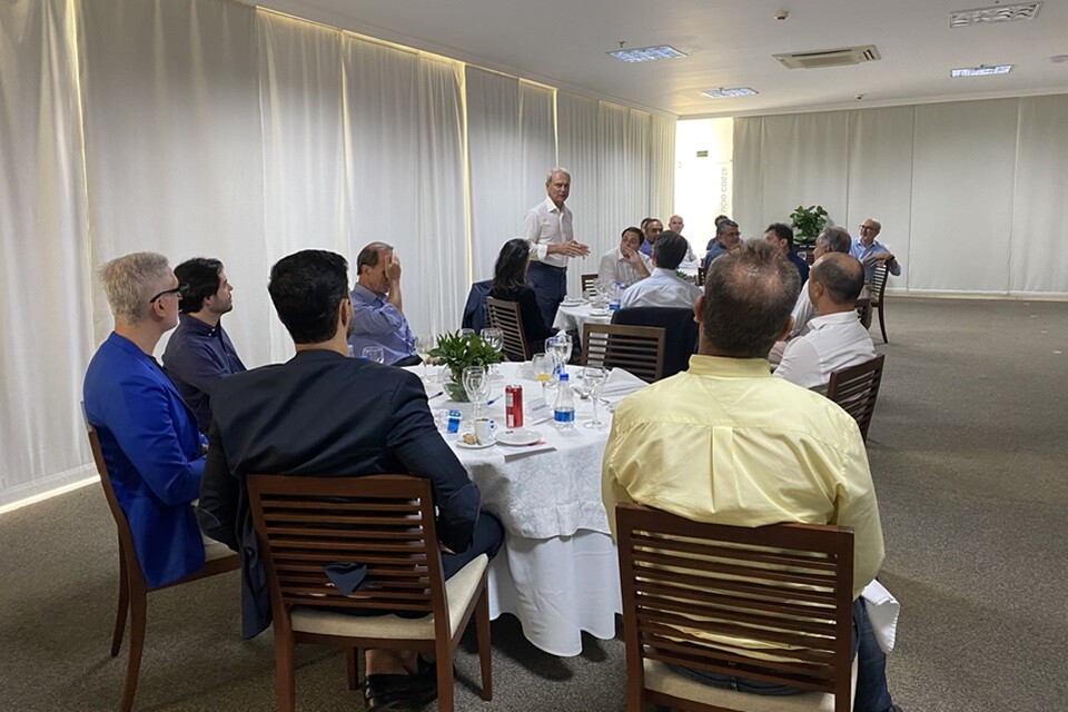 Paulo Octávio, com os executivos durante a reunião