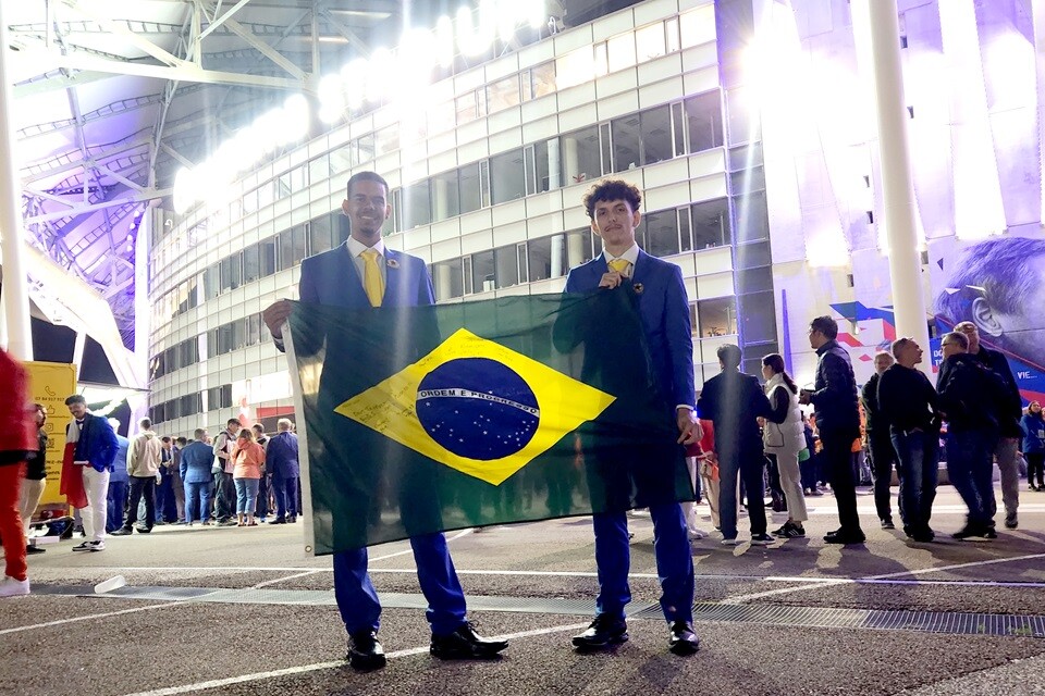 Samuel Augusto e Thaylon Roberto receberam a Medalha de Excelência na ocupação Segurança Cibernética